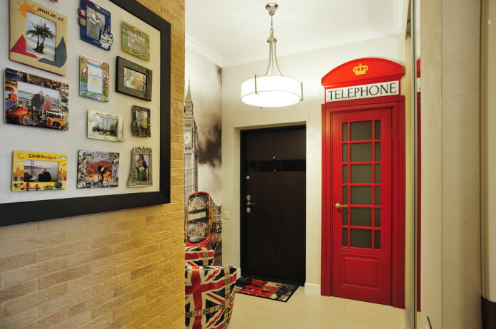 portes de différentes couleurs à l'intérieur du couloir