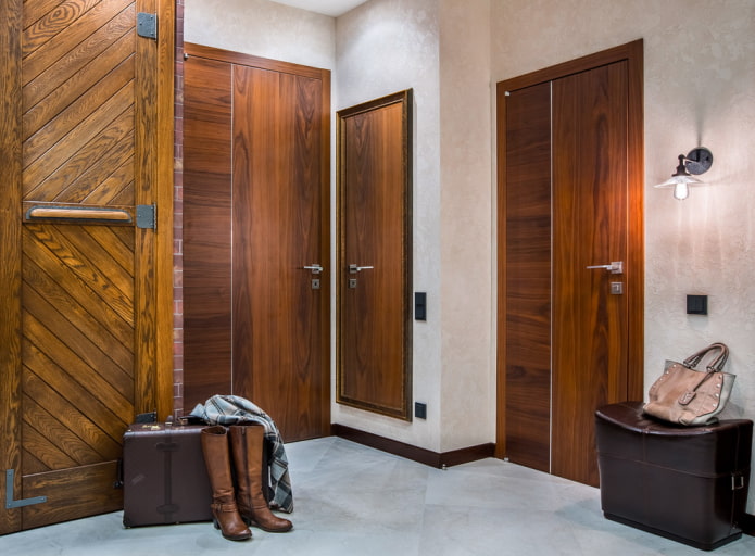 combinaison de portes avec des murs à l'intérieur du couloir