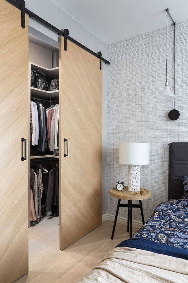 dressing avec portes en bois à l'intérieur