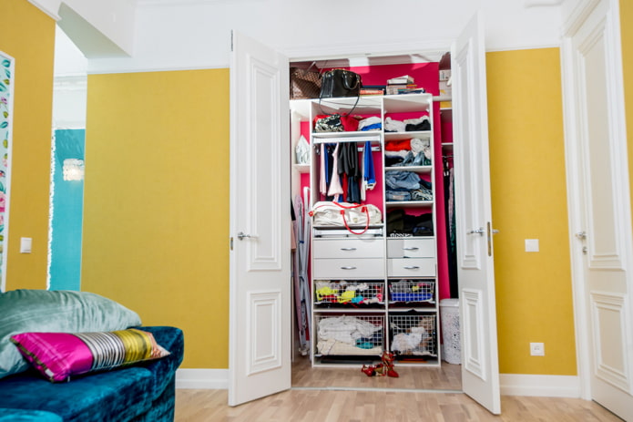 dressing avec portes battantes à l'intérieur