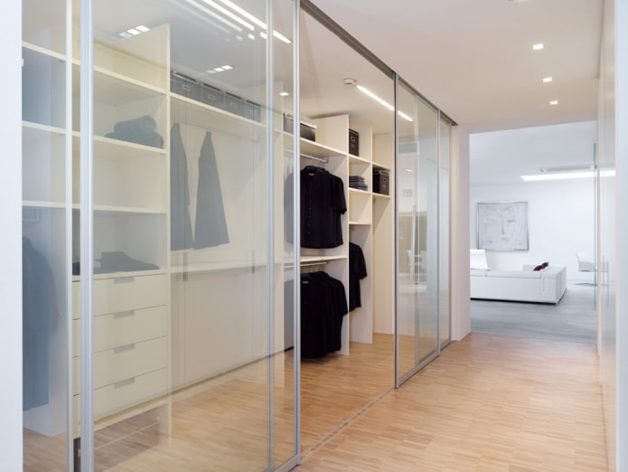 dressing avec portes transparentes à l'intérieur