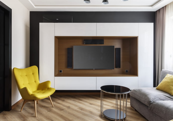 TV dans la niche du meuble à l'intérieur