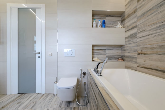 niches pour shampooings à l'intérieur de la salle de bain