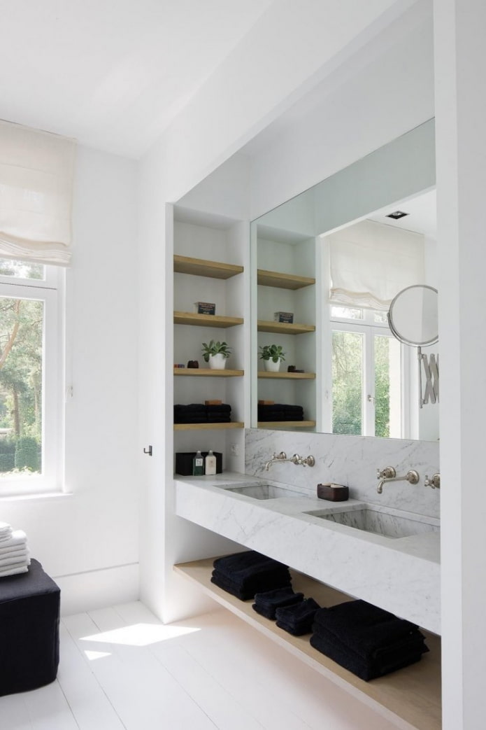 niche avec lavabo à l'intérieur de la salle de bain