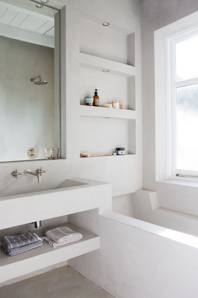 niches près du lavabo à l'intérieur de la salle de bain