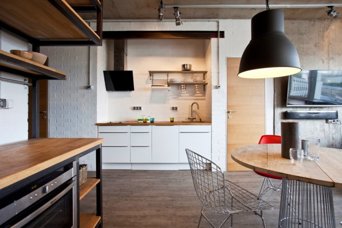 cuisine dans une niche dans un intérieur de style loft