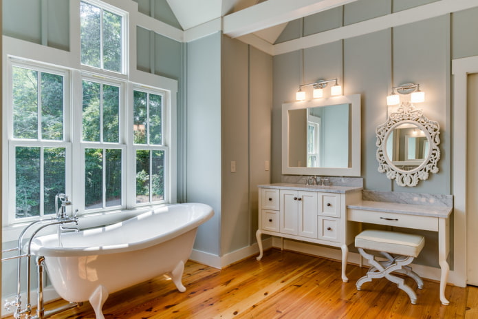 table de maquillage dans la salle de bain