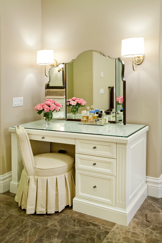 table de maquillage avec appliques à l'intérieur