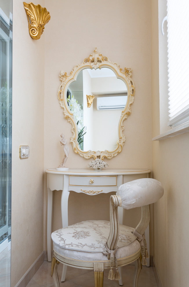 table de maquillage sur la loggia