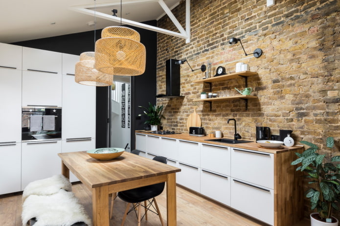 table à l'intérieur de la cuisine dans le style loft