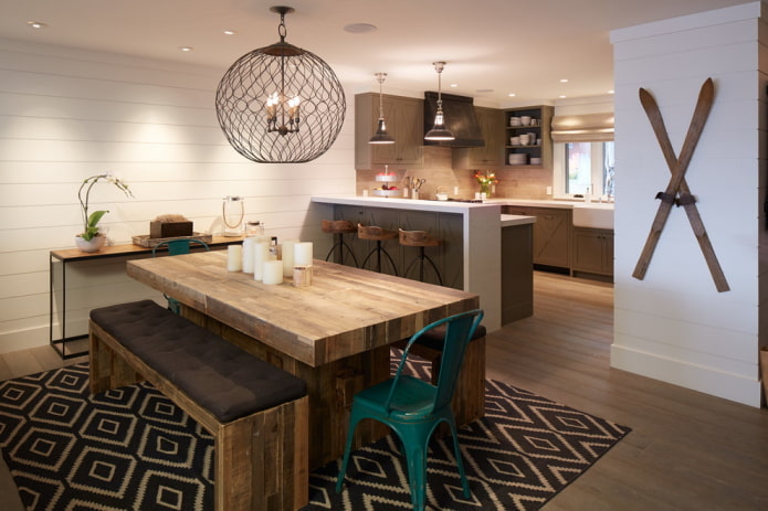 table en bois à l'intérieur dans le style loft