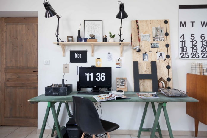 bureau d'ordinateur à l'intérieur dans le style loft