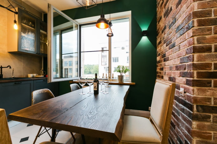 table à l'intérieur de la cuisine dans le style loft