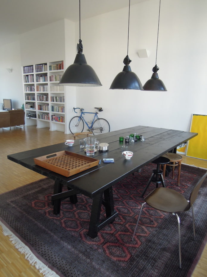 table noire à l'intérieur dans le style loft