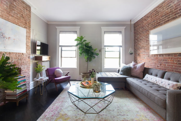 table avec verre dans un intérieur de style loft