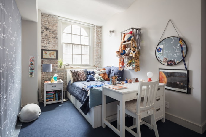 table à l'intérieur de la pépinière dans le style loft