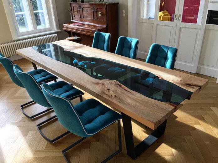 table-river loft stílusú belső térben