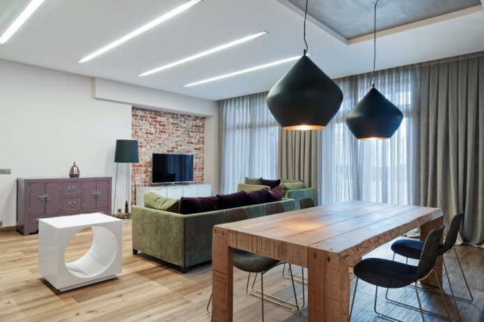 une table de bar dans un intérieur de style loft