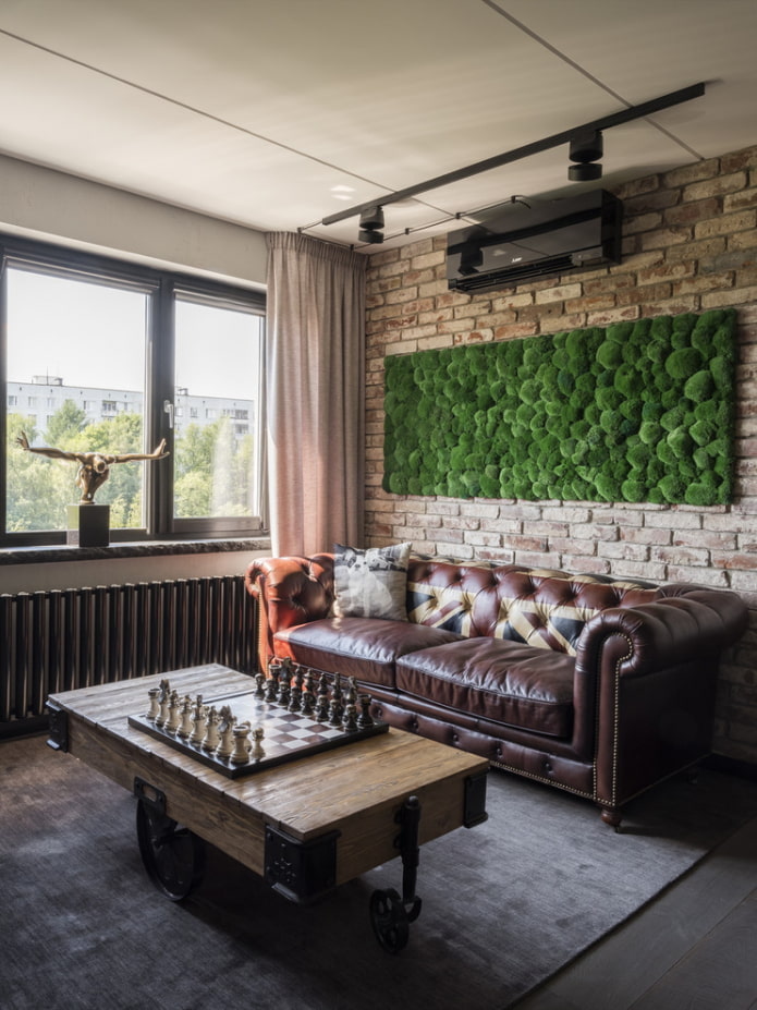 table marron dans un intérieur de style loft