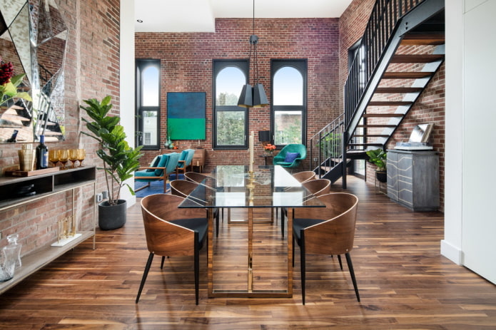 table à l'intérieur de la salle à manger dans le style loft