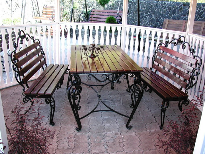 table extérieure forgée dans le gazebo