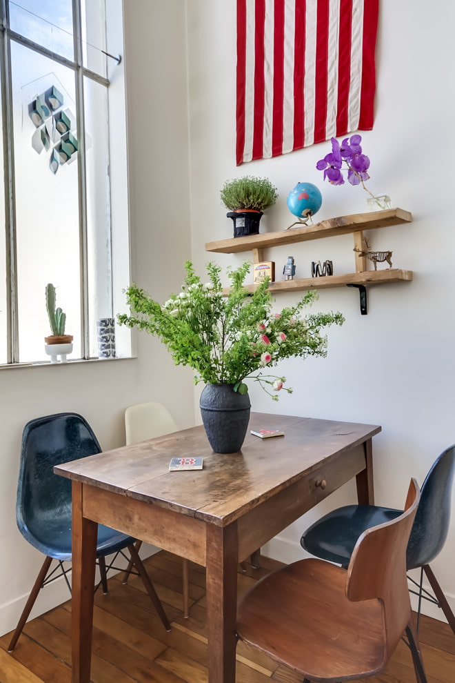 table rectangulaire en bois à l'intérieur