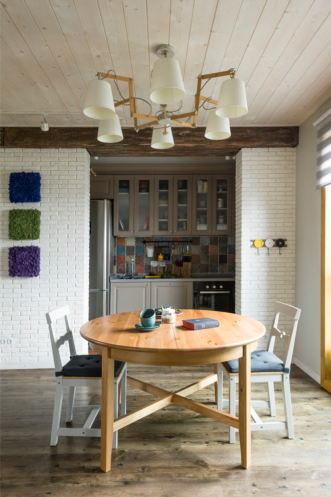 table ronde en bois à l'intérieur