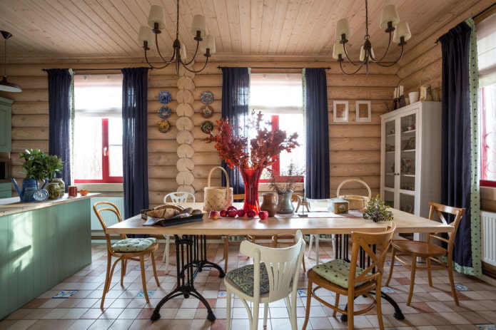 table en bois dans un intérieur de style campagnard