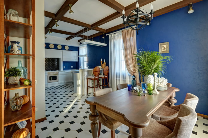 table en bois à l'intérieur de la cuisine-salle à manger