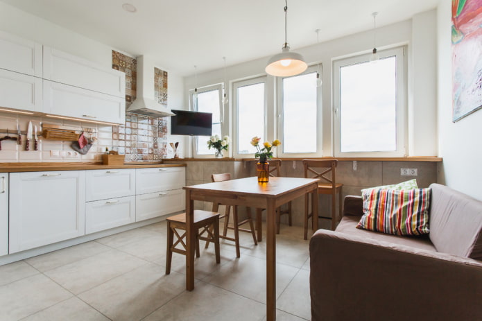 table en bois à l'intérieur de la cuisine