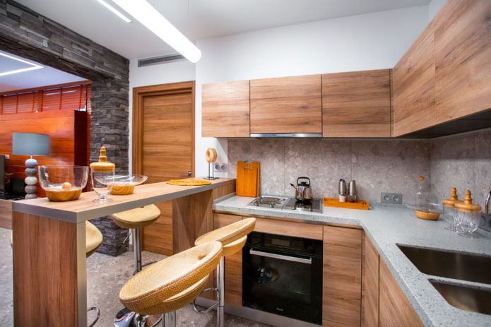 bar table en bois à l'intérieur