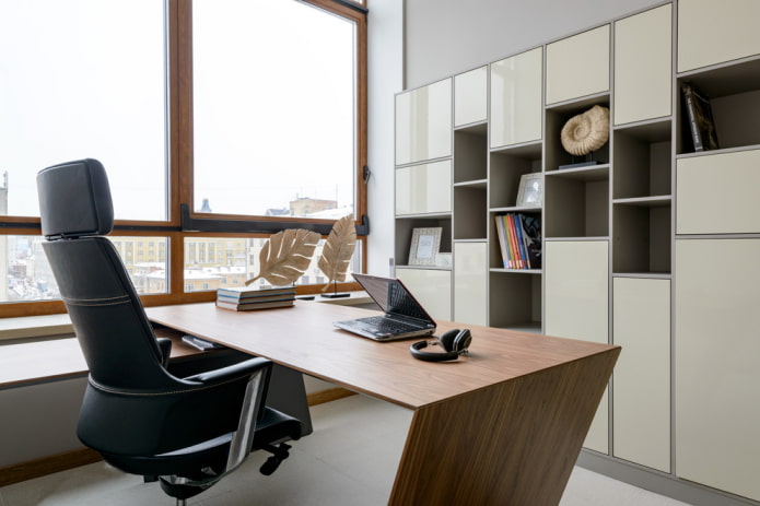 table en bois à l'intérieur du bureau