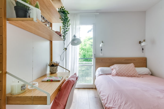 table en bois à l'intérieur de la pépinière