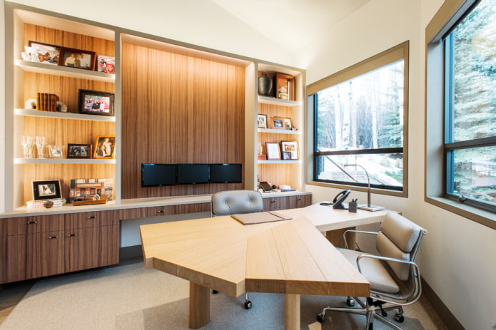 table en bois à l'intérieur du bureau