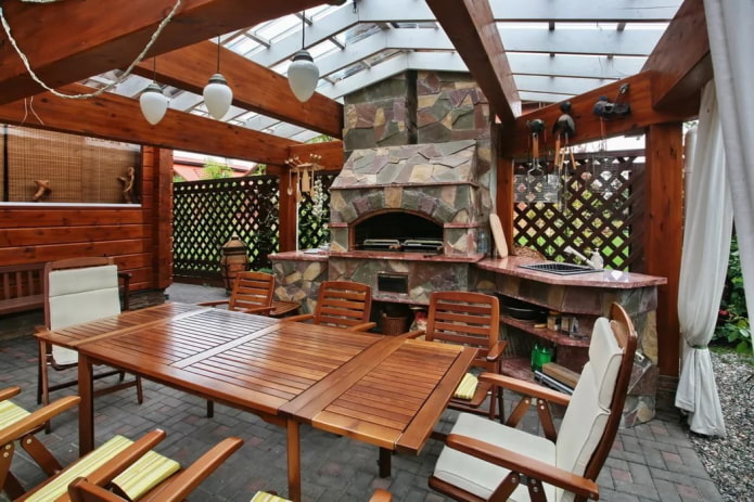 table en bois dans le gazebo