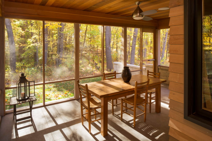 table en bois sur la véranda