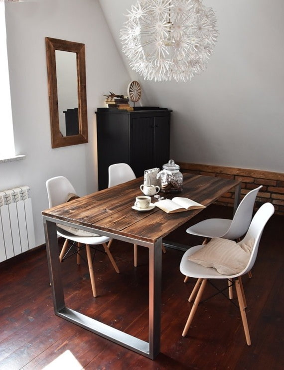 table en planches à l'intérieur