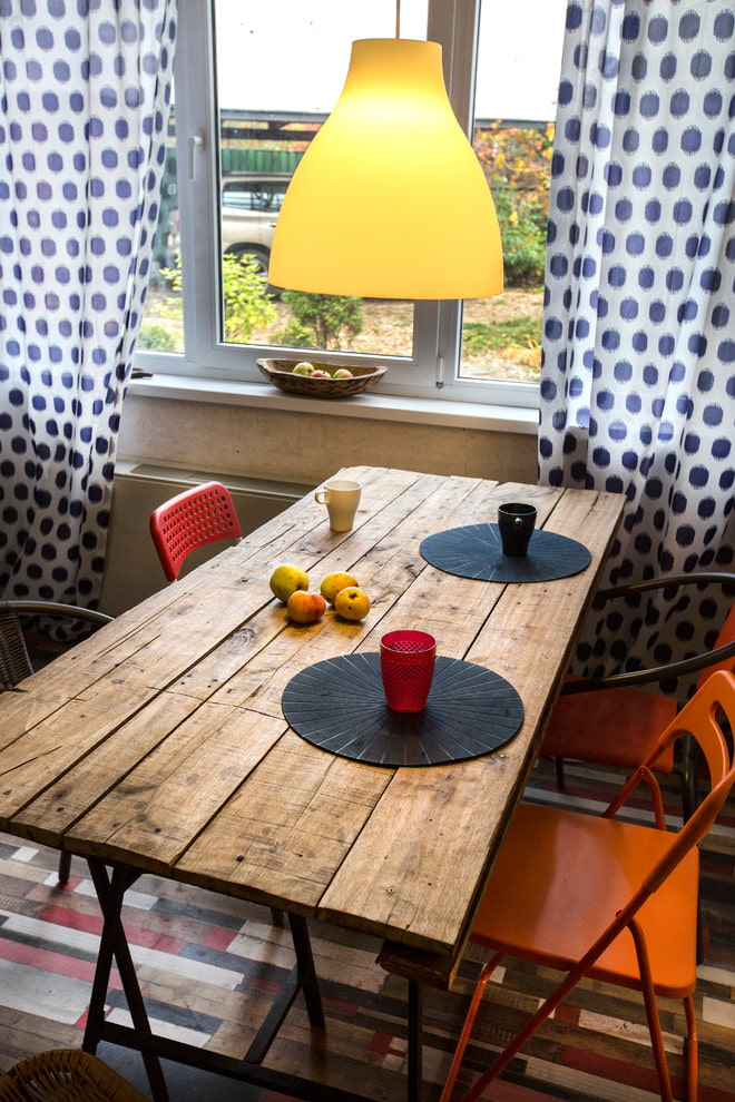 table en planches à l'intérieur