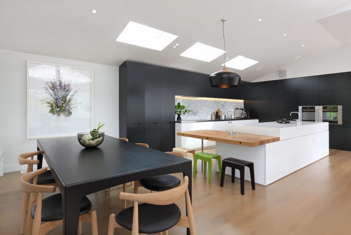 une table en bois dans un intérieur high-tech