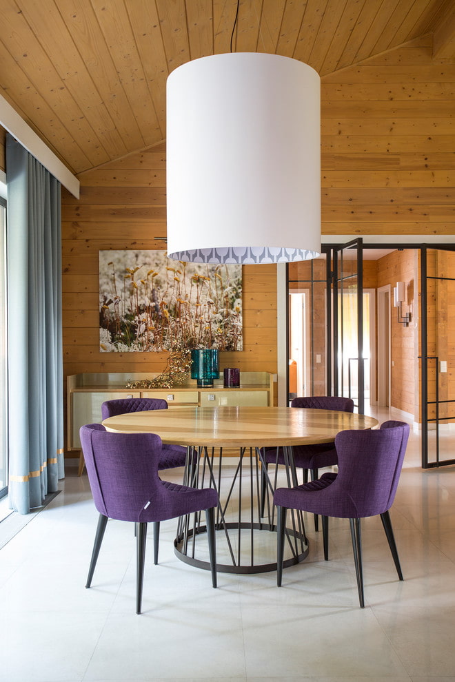 table en bois avec base en métal à l'intérieur