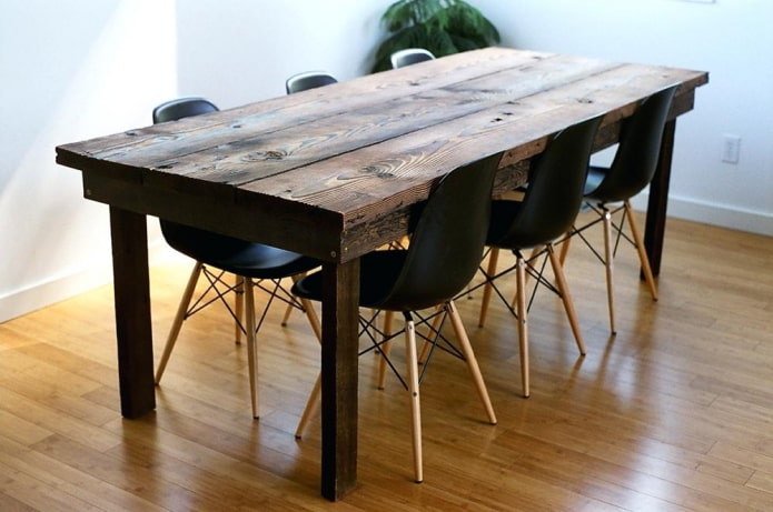 table en bois carbonisé à l'intérieur