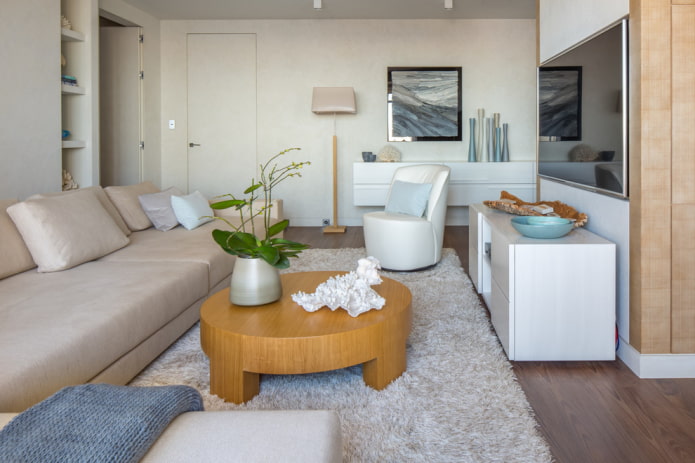 table basse en bois à l'intérieur