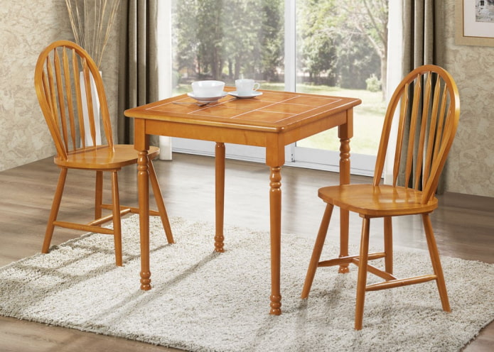 table en bois avec des carreaux à l'intérieur