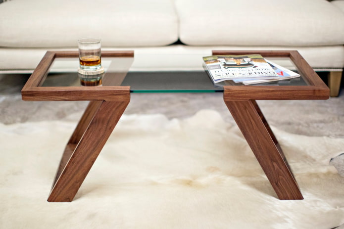 table en bois avec inserts en verre à l'intérieur