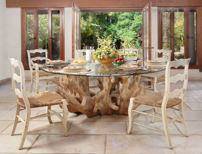 table de racine en bois à l'intérieur