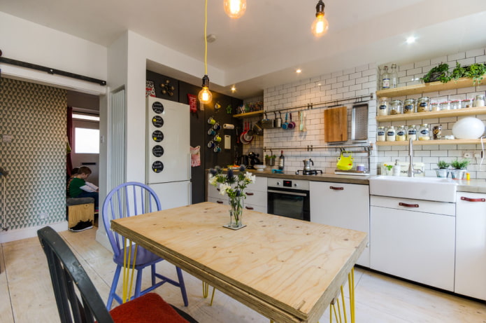 table en bois beige à l'intérieur