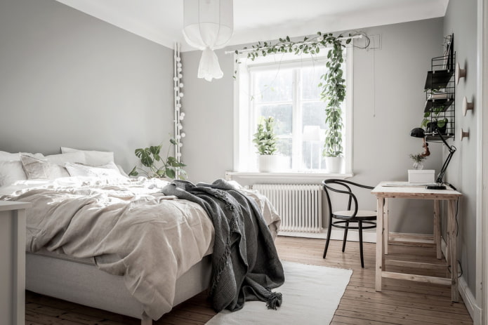 table en bois à l'intérieur de la chambre