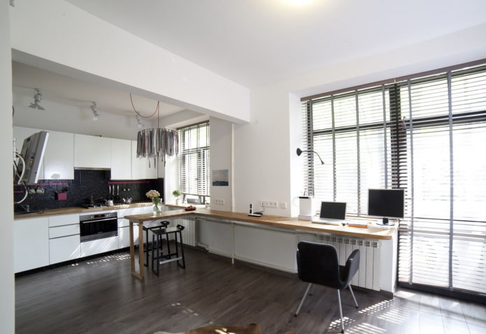 table-fenêtre en bois à l'intérieur