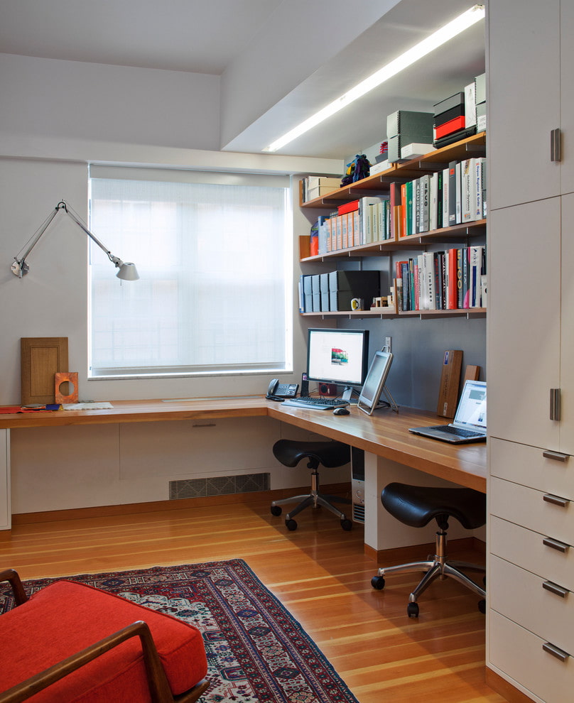 plateau de table en bois avec deux zones de travail