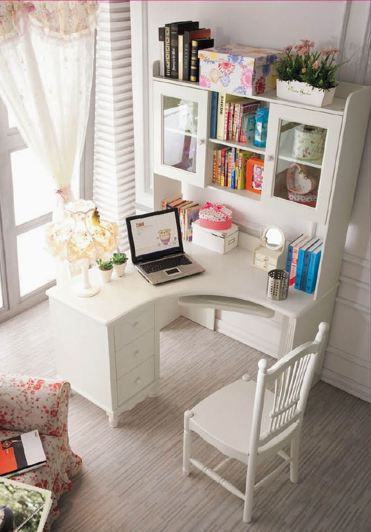 bureau d'ordinateur d'angle blanc